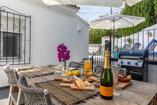 Casita Espumante Maison de vacances merveilleuse et romantique à Moraira, Costa Blanca, Espagne, avec piscine privée pour 4 personnes. La maison est située dans un quartier urbain proche de la plage, des restaurants, des bars et des supermarchés, à 1 km de la plage de Moraira....