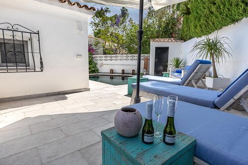 Casita Espumante Wunderschönes und romantisches Ferienhaus mit privatem Pool in Moraira, Costa Blanca, Spanien für 4 Personen. Das Haus befindet sich in einem urbanen Strandgebiet, in der Nähe von Restaurants, Bars und Supermärkten, und ist 1 km vom Strand von Moraira entfernt....
