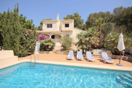 Ranjana Villa à Xàbia, Costa Blanca, Espagne, pouvant accueillir 11 personnes. La villa dispose de 5 chambres et 4 salles de bains, réparties sur 2 niveaux....