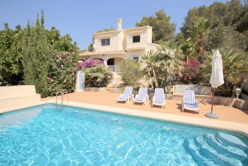 Ranjana Villa en Xàbia, Costa Blanca, España para 11 personas. La villa cuenta con 5 dormitorios y 4 baños, distribuidos en 2 niveles....