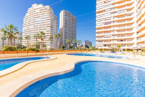 Zafiro 26B - Grupo Turis Appartement confortable à Calpe, Costa Blanca, Espagne, avec piscine commune pour 4 personnes. L'appartement est situé à proximité de restaurants et de bars, de boutiques et de supermarchés, et se trouve à 25 m de la plage de Levante ou de La Fossa....