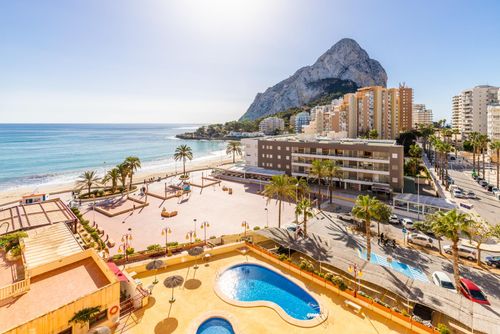 Zafiro 26B - Grupo Turis Apartamento cómodo en Calpe, Costa Blanca, España, con piscina comunitaria para 4 personas. El apartamento se encuentra cerca de restaurantes y bares, tiendas y supermercados, y está a 25 m de la Playa de Levante o Playa La Fossa....