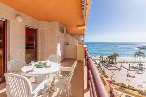 Zafiro 26B Comfortabel appartement in Calpe, Costa Blanca, Spanje met gemeenschappelijk zwembad voor 4 personen. Het appartement is gelegen dicht bij restaurants en bars, winkels en supermarkten, en ligt op 25 meter van het Levante of La Fossa strand....