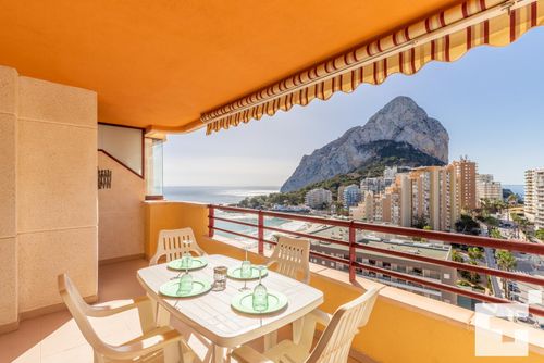 Zafiro 211B - Grupo Turis Appartement confortable avec piscine commune à Calpe, Costa Blanca, Espagne, pour 4 personnes. L'appartement est situé à proximité de restaurants et bars, de magasins et supermarchés, et à 25 m de la plage de la Fossa....