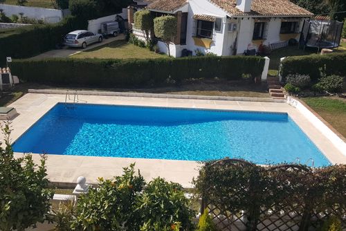 Pueblo Hidalgo Apartamento en Benalmádena, Andalucía, España, con piscina comunitaria para 4 personas. El apartamento se encuentra en una zona montañosa, a 1 km de la Playa de Carvajal, a 3 km de Fuengirola y a 1 km del Mediterráneo....