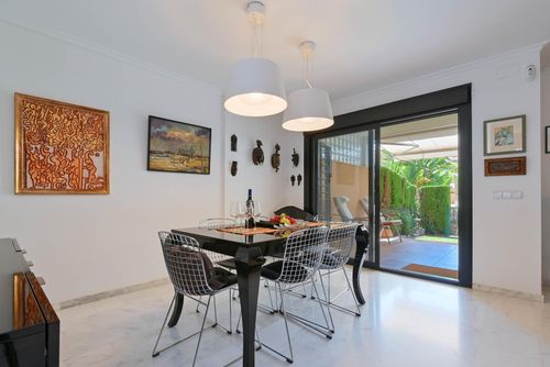 Aram Magnifique et agréable appartement avec piscine commune à Jávea, Costa Blanca, Espagne pour 8 personnes. L'appartement est situé dans une zone résidentielle à proximité de la plage, proche des restaurants et bars, à 500 m de la plage El Arenal, Jávea et à 0,5 km du Mediterráneo, Jávea....