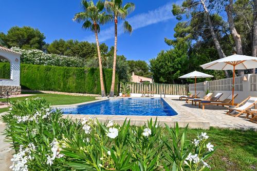 Los Jazmines Moderne und fröhliche Villa mit privatem Pool in Jávea, Costa Blanca, Spanien, für 6 Personen. Das Haus befindet sich in einer Wohngegend am Strand, nur 2 km vom Strand El Arenal in Jávea entfernt....
