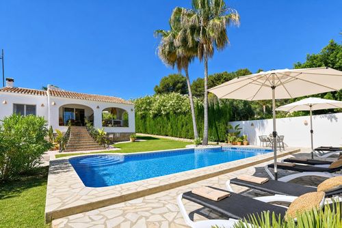 Los Jazmines Moderna y alegre villa con piscina privada en Jávea, Costa Blanca, España, para 6 personas. La casa está situada en una zona residencial de playa y a 2 km de la playa El Arenal, Jávea....