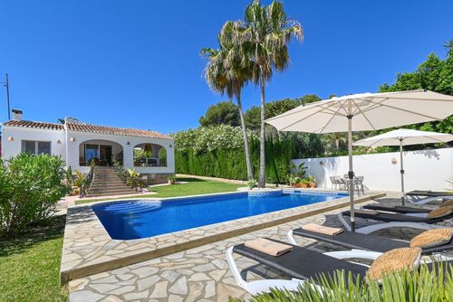 Los Jazmines Moderne und fröhliche Villa mit privatem Pool in Jávea, Costa Blanca, Spanien für 6 Personen. Das Haus befindet sich in einem Wohngebiet am Strand und 2 km vom Strand El Arenal, Jávea entfernt....