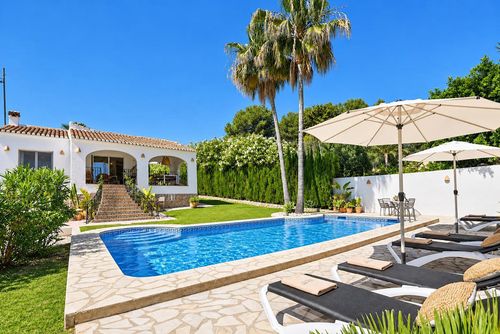 Villa Los Jazmines: Javea, Costa Blanca, Spanje. Tuin en zwembad en Ligbedden