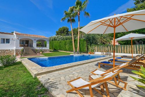 Los Jazmines Moderne und fröhliche Villa mit privatem Pool in Jávea, Costa Blanca, Spanien für 6 Personen. Das Haus befindet sich in einem Wohngebiet am Strand und 2 km vom Strand El Arenal, Jávea entfernt....