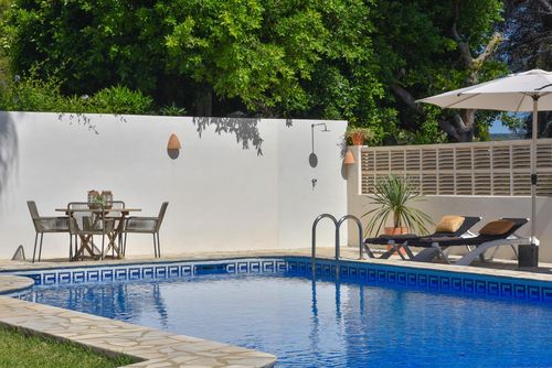 Los Jazmines Moderne und fröhliche Villa mit privatem Pool in Jávea, Costa Blanca, Spanien für 6 Personen. Das Haus befindet sich in einem Wohngebiet am Strand und 2 km vom Strand El Arenal, Jávea entfernt....
