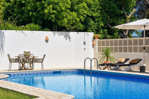 Los Jazmines Moderne und fröhliche Villa mit privatem Pool in Jávea, Costa Blanca, Spanien für 6 Personen. Das Haus befindet sich in einem Wohngebiet am Strand und 2 km vom Strand El Arenal, Jávea entfernt....