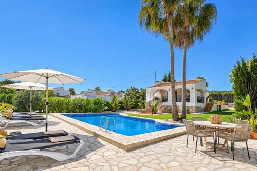 Villa Los Jazmines: Javea, Costa Blanca, Spanje. Gevel / entree en Terras en zwembad