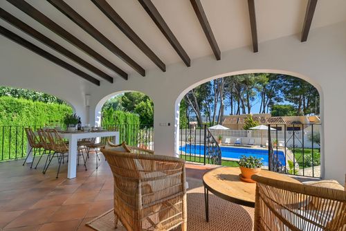 Los Jazmines Moderne und fröhliche Villa mit privatem Pool in Jávea, Costa Blanca, Spanien für 6 Personen. Das Haus befindet sich in einem Wohngebiet am Strand und 2 km vom Strand El Arenal, Jávea entfernt....