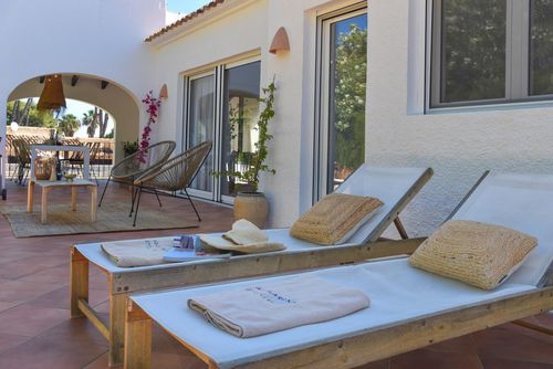Los Jazmines Moderna y alegre villa con piscina privada en Jávea, Costa Blanca, España, para 6 personas. La casa está situada en una zona residencial de playa y a 2 km de la playa El Arenal, Jávea....