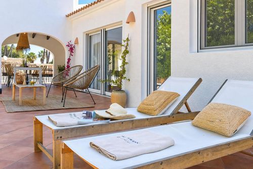 Los Jazmines Moderne und fröhliche Villa mit privatem Pool in Jávea, Costa Blanca, Spanien für 6 Personen. Das Haus befindet sich in einem Wohngebiet am Strand und 2 km vom Strand El Arenal, Jávea entfernt....