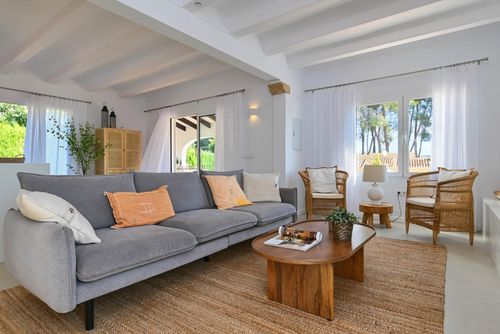 Los Jazmines Moderne und fröhliche Villa mit privatem Pool in Jávea, Costa Blanca, Spanien für 6 Personen. Das Haus befindet sich in einem Wohngebiet am Strand und 2 km vom Strand El Arenal, Jávea entfernt....