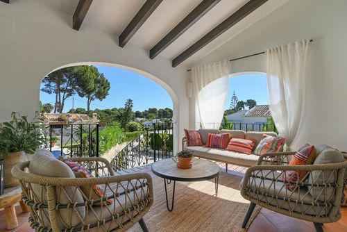 Los Jazmines Moderna y alegre villa con piscina privada en Jávea, Costa Blanca, España, para 6 personas. La casa está situada en una zona residencial de playa y a 2 km de la playa El Arenal, Jávea....