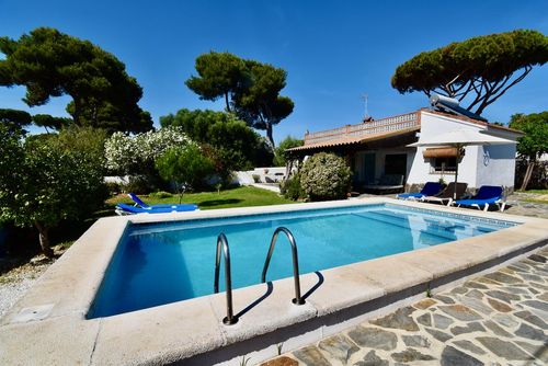 Cerromolino Rustic and comfortable villa in Chiclana de la Frontera, Costa de la Luz, Spain, with private pool for 6 persons. The house is situated in a residential beach area, close to supermarkets and 2 km from La Barrosa beach....