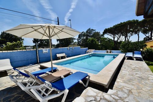 Cerromolino Rustikale und komfortable Villa in Chiclana de la Frontera, Costa de la Luz, Spanien, mit privatem Pool für 6 Personen. Das Haus befindet sich in einem Wohngebiet in Strandnähe, nahe Supermärkten und 2 km vom Strand La Barrosa entfernt....