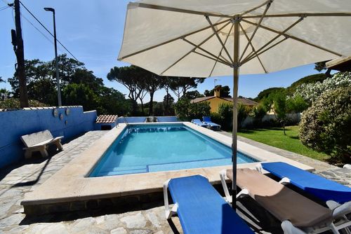 Cerromolino Villa rústica y cómoda en Chiclana de la Frontera, Costa de la Luz, España, con piscina privada para 6 personas. La casa se encuentra en una zona residencial de playa, cerca de supermercados y a 2 km de la playa de La Barrosa....
