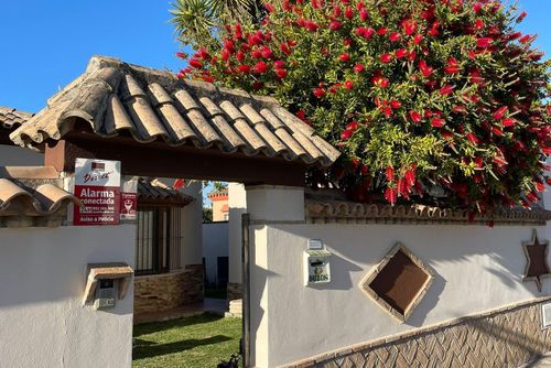 Dos Amigos Maison de vacances avec piscine privée à Chiclana de la Frontera, Costa de la Luz, Espagne pour 10 personnes. La maison est située dans une zone côtière et rurale et se trouve à proximité des supermarchés....