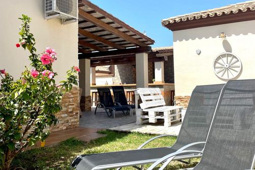 Dos Amigos Maison de vacances avec piscine privée à Chiclana de la Frontera, Costa de la Luz, Espagne, pour 10 personnes. La maison est située dans une zone côtière et rurale, à proximité des supermarchés....