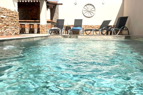 Dos Amigos Ferienhaus mit privatem Pool in Chiclana de la Frontera, Costa de la Luz, Spanien für 10 Personen. Das Haus befindet sich in einer Küsten- und ländlichen Gegend und ist in der Nähe von Supermärkten....