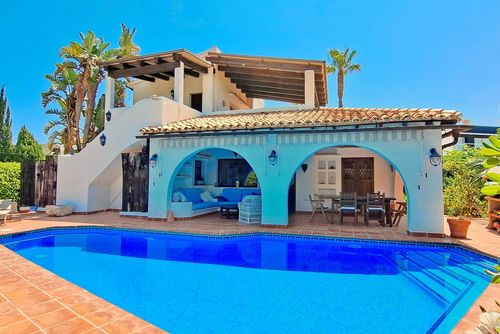 Villa El Tipo by Solidays Hermosa y cómoda villa en Moraira, Costa Blanca, España, con piscina privada para 8 personas. La casa está situada en una zona residencial cerca de la playa, a pocos pasos de una cancha de tenis y a 1 km de la playa de L'Ampolla....
