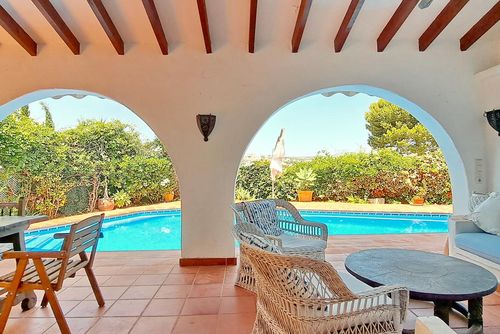 Villa El Tipo by Solidays Hermosa y cómoda villa en Moraira, Costa Blanca, España, con piscina privada para 8 personas. La casa está situada en una zona residencial cercana a la playa, a un kilómetro de la playa de L'Ampolla y cerca de una cancha de tenis....