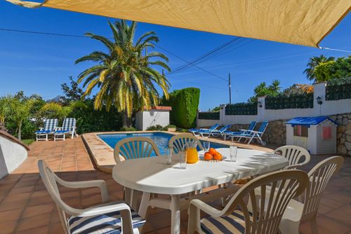 Imaja Winter Grote en klassieke villa met privézwembad in Jávea, Costa Blanca, Spanje voor 6 personen. Het huis is gelegen in een residentieel strandgebied en ligt op 4 km van El Arenal, het strand van Jávea....