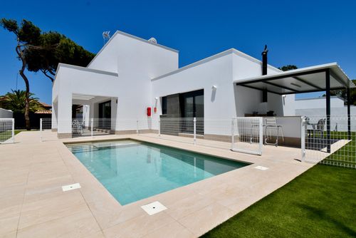 Montevideo Moderne en luxueuze villa met privé zwembad in Chiclana de la Frontera, Costa de la Luz, Spanje voor 8 personen. Het huis is gelegen in een residentieel strandgebied en bevindt zich op 1 km van het La Barrosa strand....