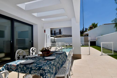Montevideo Villa moderna e lussuosa con piscina privata a Chiclana de la Frontera, Costa de la Luz, Spagna, per 8 persone. La casa si trova in una zona residenziale vicino alla spiaggia ed è situata a 1 km dalla spiaggia di La Barrosa....
