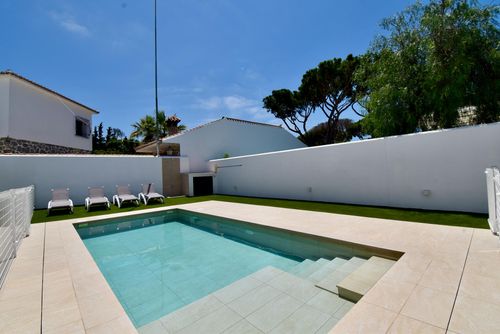 Montevideo Moderne und luxuriöse Villa mit privatem Pool in Chiclana de la Frontera, Costa de la Luz, Spanien für 8 Personen. Das Haus befindet sich in einem Wohngebiet in Strandnähe und liegt 1 km vom Strand La Barrosa entfernt....