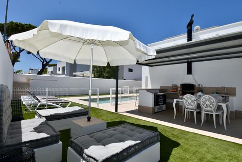 Montevideo Moderne und luxuriöse Villa mit privatem Pool in Chiclana de la Frontera, Costa de la Luz, Spanien für 8 Personen. Das Haus befindet sich in einem Wohngebiet nahe dem Strand und ist 1 km vom Strand La Barrosa entfernt....