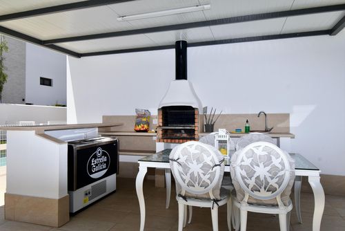 Montevideo Moderne und luxuriöse Villa mit privatem Pool in Chiclana de la Frontera, Costa de la Luz, Spanien für 8 Personen. Das Haus befindet sich in einem Wohngebiet nahe dem Strand und ist 1 km vom Strand La Barrosa entfernt....