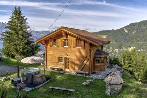 Chalet les Bubus Encantadora e confortável casa de férias em La Tzoumaz, Quatro Vales, Suíça, para 12 pessoas. A casa está situada em uma área montanhosa e a apenas 200 m da pista de esqui....