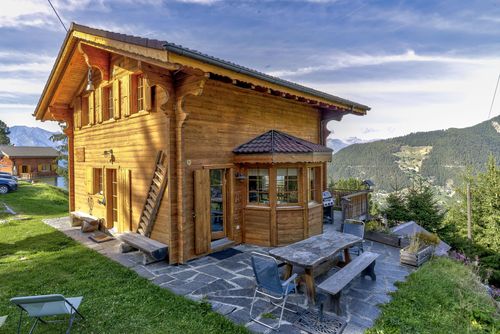 Chalet les Bubus Encantadora e confortável casa de férias em La Tzoumaz, Quatro Vales, Suíça, para 12 pessoas. A casa está situada em uma área montanhosa e a apenas 200 m da pista de esqui....