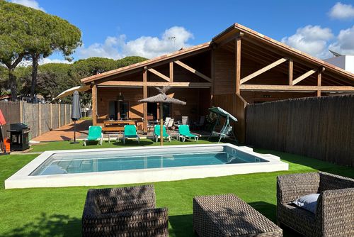 Brezo Moderne und komfortable Villa mit privatem Pool in La Barrosa, Costa de la Luz, Spanien für 6 Personen. Das Haus befindet sich in einer Wohnstrandlage, in der Nähe von Restaurants und Bars, Geschäften, Supermärkten und einem Tennisplatz und ist 1 km vom Strand La Barrosa entfernt....
