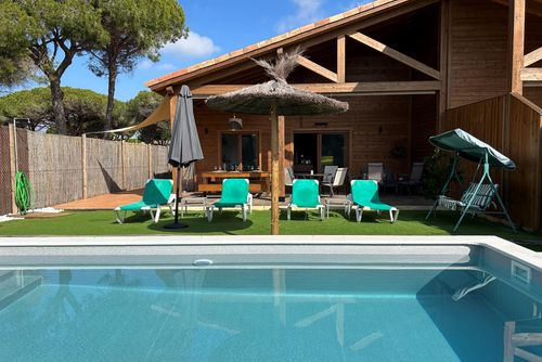 Brezo Villa moderna y cómoda con piscina privada en La Barrosa, Costa de la Luz, España, para 6 personas. La casa se encuentra en una zona residencial cerca de la playa, cerca de restaurantes y bares, tiendas, supermercados y una pista de tenis, y está a 1 km de la playa de La Barrosa....