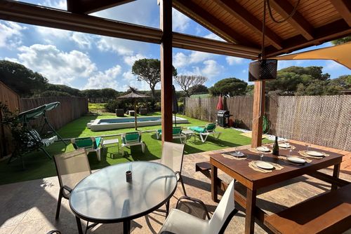 Brezo Villa moderne et confortable avec piscine privée à La Barrosa, Costa de la Luz, Espagne, pour 6 personnes. La maison est située dans un quartier résidentiel proche de la plage, à proximité de restaurants, bars, magasins, supermarchés et d'un court de tennis, et se trouve à 1 km de la plage de La Barrosa....