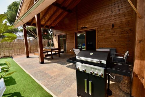 Brezo Villa moderne et confortable avec piscine privée à La Barrosa, Costa de la Luz, Espagne, pour 6 personnes. La maison est située dans un quartier résidentiel proche de la plage, à proximité de restaurants, bars, magasins, supermarchés et d'un court de tennis, et se trouve à 1 km de la plage de La Barrosa....