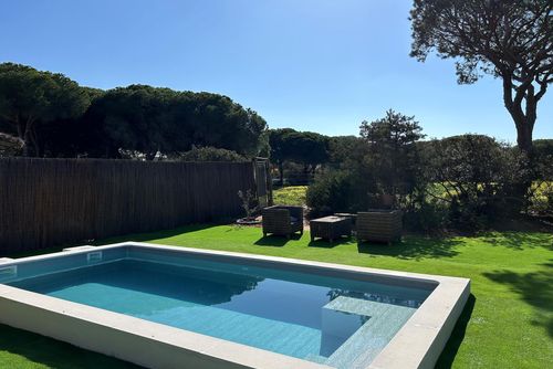 Brezo Villa moderna y cómoda con piscina privada en La Barrosa, Costa de la Luz, España, para 6 personas. La casa se encuentra en una zona residencial cerca de la playa, cerca de restaurantes y bares, tiendas, supermercados y una pista de tenis, y está a 1 km de la playa de La Barrosa....