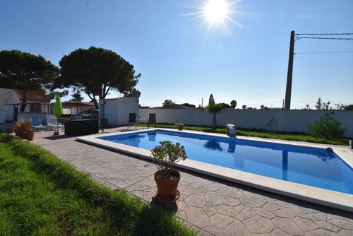 Las Callejuelas Klassische und komfortable Villa in Chiclana de la Frontera, Costa de la Luz, Spanien, mit privatem Pool für 10 Personen. Das Haus befindet sich in einer ländlichen Strandgegend....