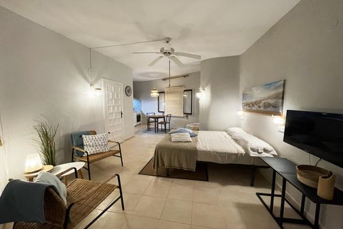 Estudio Andaluz Mooie en vrolijke studio in Denia, Costa Blanca, Spanje voor 2 personen. De studio is gelegen in een residentieel strandgebied, dicht bij restaurants, bars, supermarkten, en op 25 m van het strand Les Bovetes....