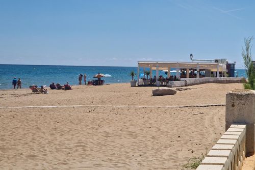 Estudio Andaluz Studio beau et enjoué à Denia, Costa Blanca, Espagne pour 2 personnes. Le studio est situé dans un quartier résidentiel en bord de mer, à proximité de restaurants, bars, supermarchés, et à 25 m de la plage des Bovetes....