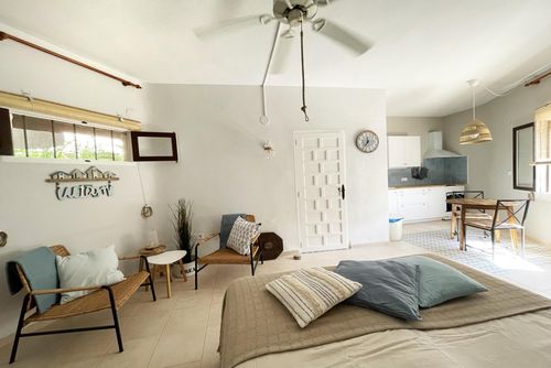 Estudio Andaluz Mooie en vrolijke studio in Denia, Costa Blanca, Spanje voor 2 personen. De studio is gelegen in een residentieel strandgebied, dicht bij restaurants, bars, supermarkten, en op 25 m van het strand Les Bovetes....