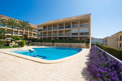 Golden Moderne und angenehme Wohnung in Xàbia, Costa Blanca, Spanien für 5 Personen. Die Wohnung befindet sich in einer küstennahen und städtischen Gegend, in der Nähe von Restaurants und Bars, Geschäften und Supermärkten, nur 500 m vom Strand La Grava entfernt....