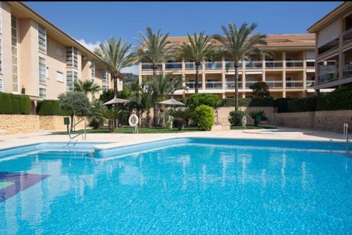 Golden Appartement moderne et agréable à Xàbia, Costa Blanca, Espagne, pour 5 personnes. L'appartement est situé dans une zone côtière et urbaine, à proximité des restaurants et des bars, des boutiques et des supermarchés, et à 500 m de la plage de La Grava....
